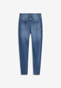 Jeans in denim blu slim fit, con due tasche posteriori e una finitura pulita. La texture è liscia con una leggera elasticità.