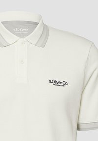 Biała koszulka polo z kołnierzykiem i mankietami w szare paski, dwukolorowy karczek na guziki oraz logo "s.Oliver Co. Established 1969" na piersi.