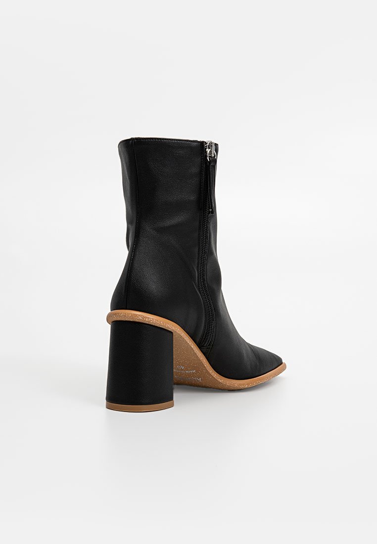 Schwarze Leder-Ankle-Boots mit spitzem Zeh, seitlichem Reißverschluss und einem massiven Korkabsatz. Glatte Textur mit matter Oberfläche.