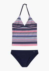 Ensemble de maillot de bain deux pièces comprenant un haut à halter avec des motifs géométriques colorés et un bas uni bleu marine. Fabriqué en tissu extensible.