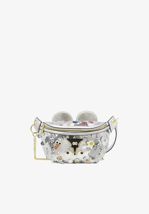 Zilveren pailletten tas met een ronde vorm, voorzien van kleurrijke patches en een kettingriem. Gladde textuur met een ritsluiting aan de bovenkant.