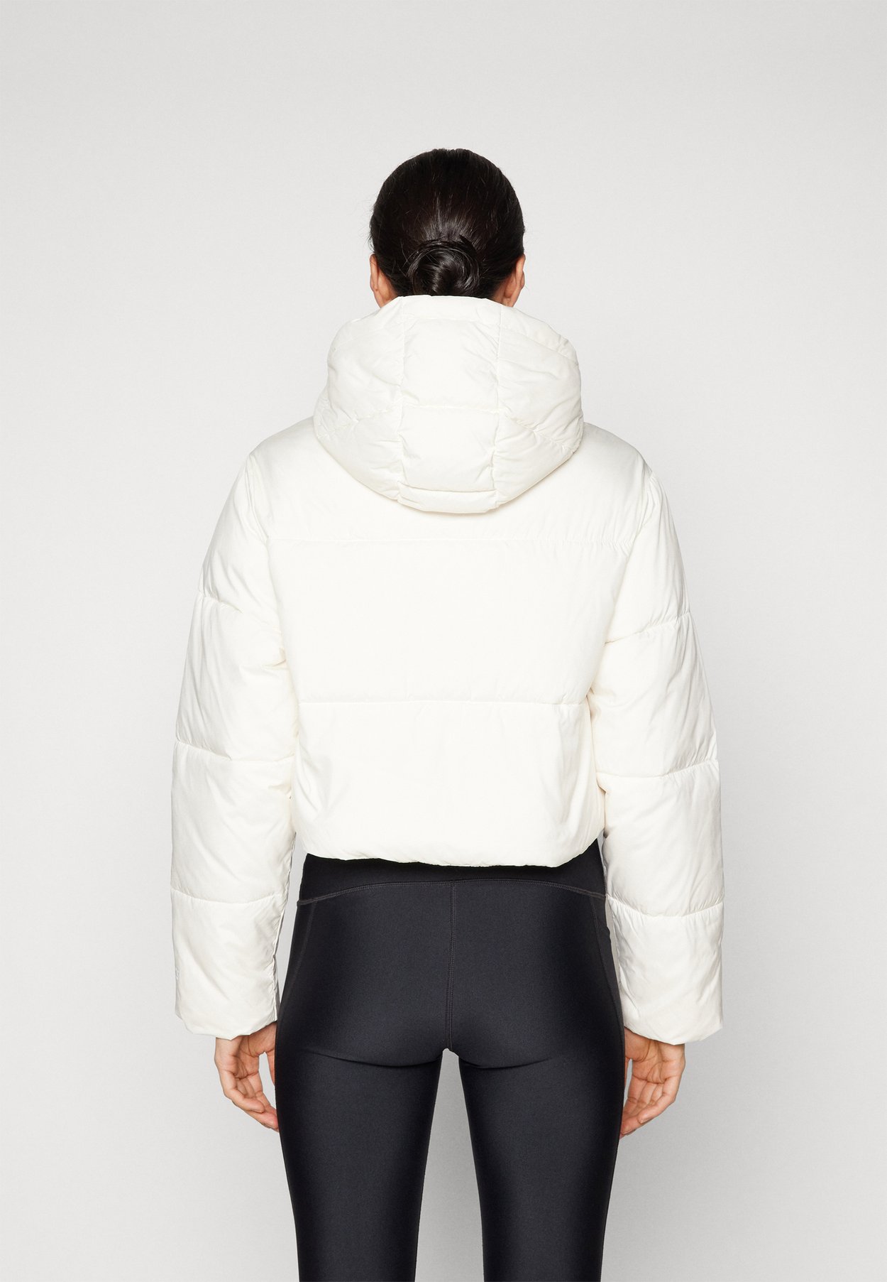 ESSENTIAL CROPPED HOODED PUFFER
