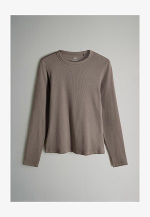 Langærmet, ribbet top i dæmpet brun, med rund halsudskæring og en afslappet pasform. Blød tekstur uden synlig hardware eller mønstre.