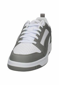 Tenisky s bílým perforovaným svrškem a šedými syntetickými doplňky, plochými bílými tkaničkami, gumovou podrážkou a šedým logem na boku.