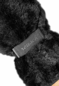 Zwarte nepbont oorkappen met een soepele, zwarte stoffen band waarin aan één kant de gegraveerde tekst "reusch" staat. Zachte textuur en ronde vorm.