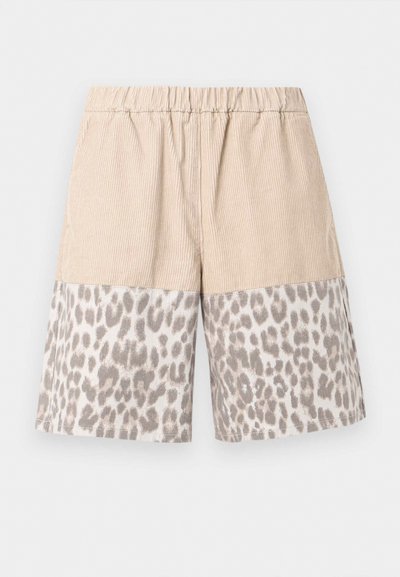 Μπεζ σορτς με ελαστική μέση, που διαθέτει υφή στο επάνω μέρος και κάτω τμήμα διακοσμημένο με ανοιχτό γκρι λεοπάρ σχέδιο.