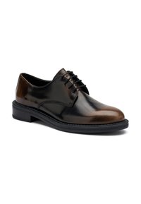 Scarpa da dress in pelle marrone e nera con finitura liscia, punta arrotondata, lacci frontali e suola in gomma con cuciture e texture sottili.