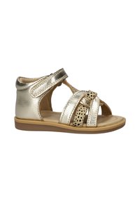 Gouden metallic sandalen met open teen ontwerp, featuring geperforeerde accenten en een verstelbare band. Platte zool met een lichtbruine onderkant.