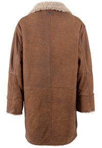 Chaqueta de cuero marrón con un cuello de borrego, con un corte holgado, mangas largas y detalles de costura en la parte posterior. No se aprecian cierres visibles.