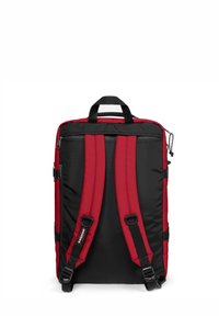 Svart och röd vadderad ryggsäck med justerbara axelremmar, förstärkt handtag på toppen och en dragkedja huvudfack för förvaring.