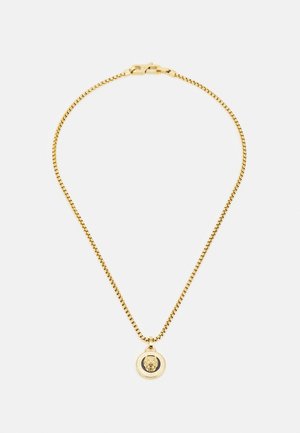 Collana in oro con design dei link texturizzati e un pendente circolare con un motivo di leone in rilievo. Include chiusura a moschettone.