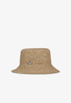 Cappello bucket beige intrecciato con ampia tesa e piccolo logo a sfera argentata sul lato, mostrato su sfondo bianco.
