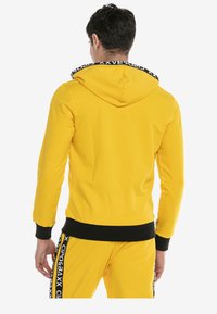 Cipo & Baxx Trainingsanzug - yellow
