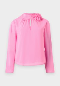 Maglia rosa a maniche lunghe realizzata in tessuto leggero, con collo alto, dettaglio a chiave e una decorazione a rosa sulla spalla.