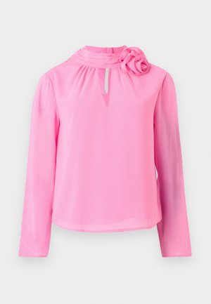 Roze lange mouw top van lichtgewicht stof met een hoge hals, sleuteldetalje en een decoratieve rozenaccent op de schouder.