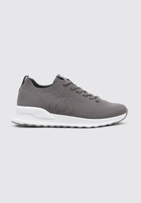 Zapatilla deportiva gris de malla con parte superior de punto, cierre de cordones, suela de goma blanca y un patrón texturizado en el lateral para mayor agarre.