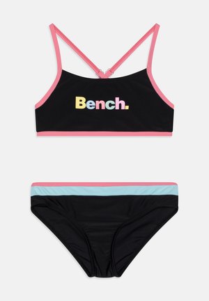 Schwarzes Zweiteiler-Bikini mit pinken Akzenten. Das Oberteil zeigt den bunten Schriftzug "Bench."; die Unterteile haben einen pinken und hellblauen Akzent am Bund.