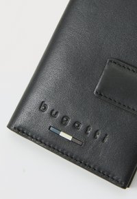 Svart lærpung med preget logo, teksturert overflate og en farget aksentstripe i blått, hvitt og mørke nyanser.