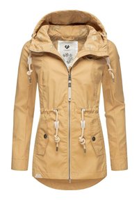 Jasnożółta kurtka przeciwdeszczowa z wzorzystą podszewką kaptura, regulowanymi sznurkami, zamkiem z przodu i bocznymi kieszeniami. Gładka tekstura, casualowy design.