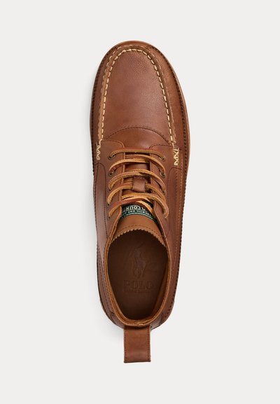 Bruine leren casual veterlaars met contrasterende stiksels en Polo Ralph Lauren-logo op de binnenzool en op het label van de tong.