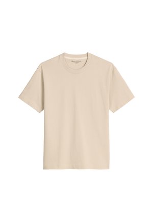T-shirt en coton beige à manches courtes, col rond, avec une texture douce. Présente une étiquette de marque au niveau du col. Simple et sans ornement.