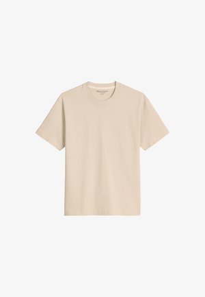 T-shirt en coton beige à manches courtes, col rond, avec une texture douce. Présente une étiquette de marque au niveau du col. Simple et sans ornement.