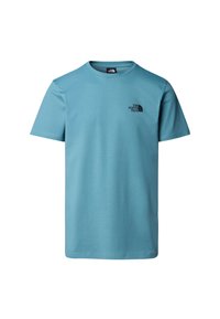 Camiseta de algodón de manga corta en azul claro, con un logo negro en el pecho. Cuello redondo simple y corte recto.