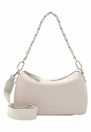 Jasnobeżowa torebka o zakrzywionym kształcie z plecionym paskiem na ramię, odpinanym szerokim paskiem materiałowym na skos oraz małym metalowym logo marki na przedniej części.