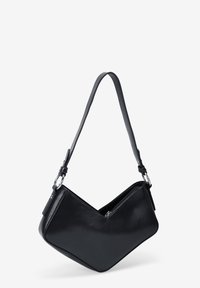 Bolso de mano de cuero negro con un diseño geométrico, que presenta una sola correa y un compartimento con cremallera. Textura suave con un acabado brillante.