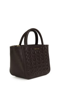 Borsa a mano in pelle intrecciata marrone scuro con doppio manico, dettaglio logo dorato e forma strutturata; presenta un design testurizzato e intrecciato sul fronte.