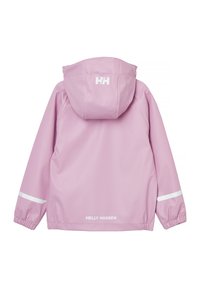 Chaqueta impermeable con capucha de color lila claro, puños elásticos, logos blancos de Helly Hansen en la capucha y la parte baja de la espalda, y franjas reflectantes en las mangas.