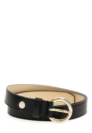 Zwarte leren riem met een gouden ronde gesp gegraveerd met "GUESS" en bijpassende gouden knoopdetail op de riem.