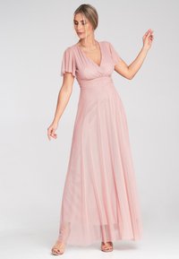Langes, hellrosa Kleid mit kurzen, schwingenden Ärmeln, tailliertem Schnitt und fließendem Rock. Hergestellt aus transparenter, weich strukturiertem Stoff.
