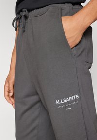 AllSaints UNDERGROUND - Tepláky - shaded grey
