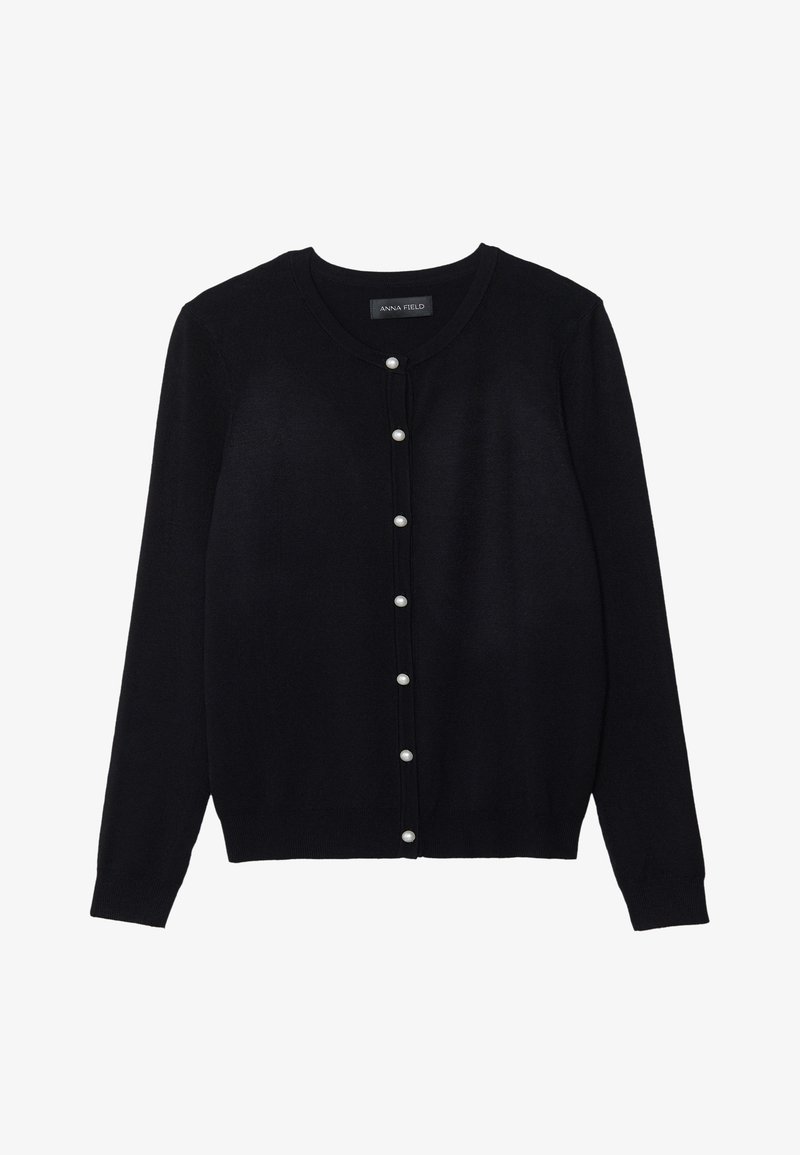Cardigan negru dintr-un material ușor, cu guler rotund, mâneci lungi și opt închideri cu nasturi perlă alba pe față.