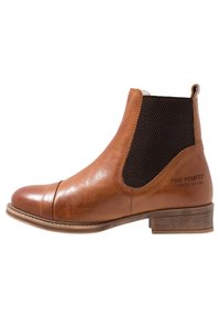 Brązowy skórzany botek za kostkę z elastycznymi panelami bocznymi, okrągłym noskiem i małym, karbowanym obcasem. Posiada logo po zewnętrznej stronie oraz teksturowane detale.