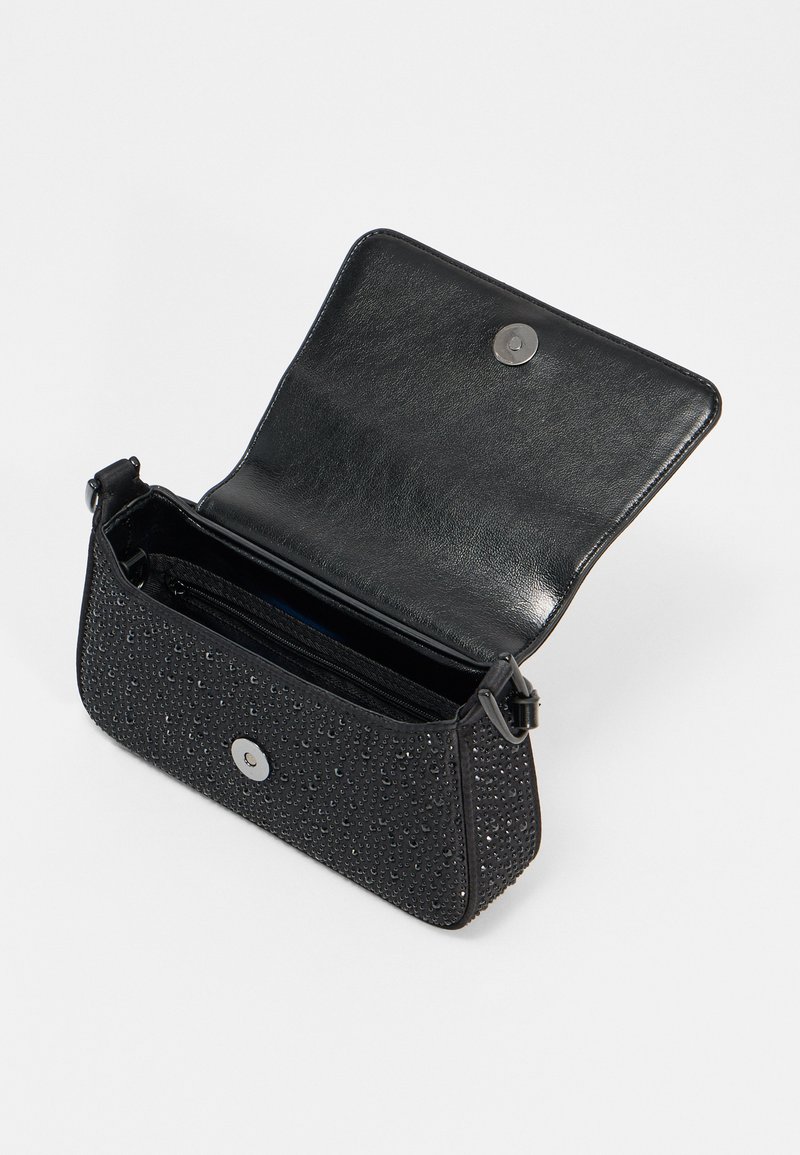 Borsa nera con esterno testurizzato caratterizzato da punti in rilievo, chiusura con bottone a scatto singolo e tracolla regolabile. L'interno presenta più scomparti.