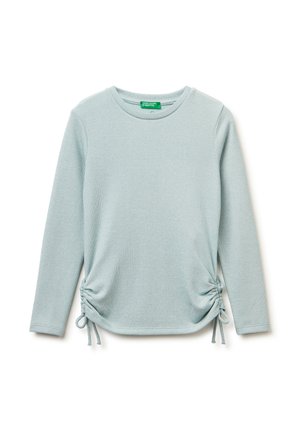 Lichtblauwe trui met lange mouwen, ronde halslijn en verstelbare zijplooien, vastgebonden met strikken aan de zoom, plat gelegd op een witte achtergrond.
