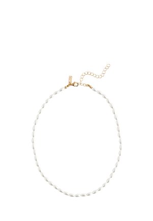 Weiße, ovalförmige Perlenkette mit goldenem Karabinerverschluss und verstellbarer Kette vor weißem Hintergrund.