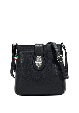 Zwarte gestructureerde leren crossbodytas met zilveren draaivergrendeling en verstelbare riem, met een klein bedeltje in de vorm van de Italiaanse vlag.