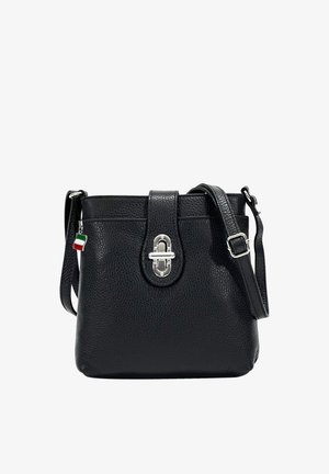 Sac bandoulière en cuir noir texturé avec fermoir tournant argenté et une sangle réglable, orné d'un petit charm drapeau italien.