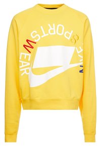 Felpa gialla con logo Nike bianco e testo colorato che recita "SPORTSWEAR". Realizzata in tessuto morbido con polsini e orlo a coste.