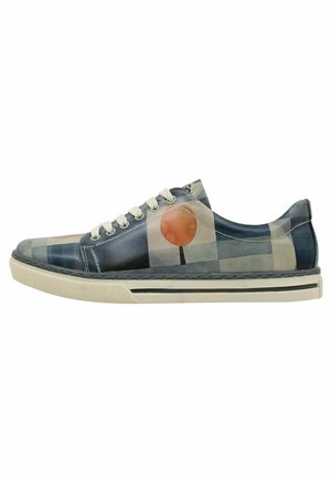 Sneaker mit einem gemusterten Lederobermaterial in Blau und Beige, ausgestattet mit einem orangen Kreismuster, weißen Schnürsenkeln und einer strukturierten Gummisohle.