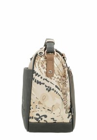 Bolso beige y gris con una forma estructurada, que presenta una textura estampada, un asa superior y un adorno decorativo. Detalles en oro rosa.