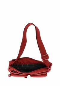 Borsa a tracolla rossa in nylon con cinturino regolabile, tasche con cerniera e superficie testurizzata. L'interno presenta una fodera scura con motivi del logo.