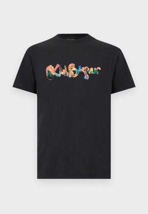 Melna kokvilnas T-krekls ar krāsainu, abstraktu teksta dizainu. Īsas piedurknes un apaļa kakla izgriezums, ar gludu tekstūru un brīvu piegriezumu.