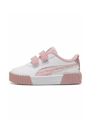 Scarpa da ginnastica per bambini bianca e rosa con due cinturini in velcro, suola rosa rigata e logo Puma sul lato e sul tallone.