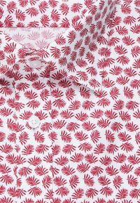 Biała koszula z czerwonym wzorem liści, z wyraźnym kołnierzykiem i zapięciem na guziki z przodu. Gładka tekstura. Powtarzający się wzór botaniczny na całej powierzchni.