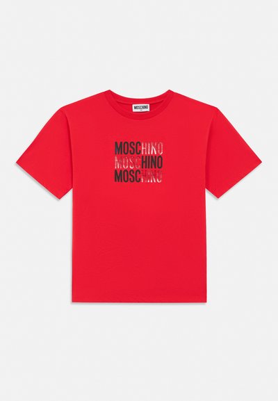 Κόκκινο κοντομάνικο μπλουζάκι με στρογγυλή λαιμόκοψη και τη λέξη "MOSCHINO" επαναλαμβανόμενη τρεις φορές σε μαύρο και μεταλλικό ασημί στο κέντρο μπροστά.