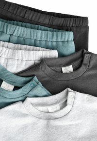 Diverse babykleding bestaande uit een grijze sweatshirt, een teal sweatshirt en grijze broekjes; gemaakt van zachte katoen met geribbelde kraag en elastische taillebanden.